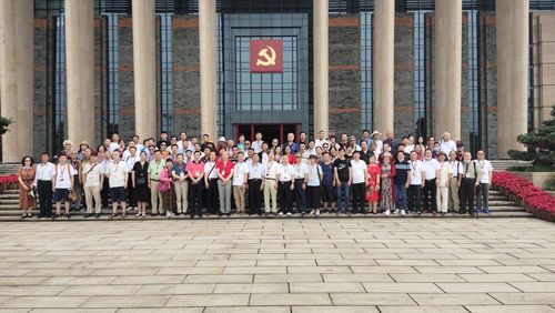 張仲良 北京華夏蘭亭書(shū)畫(huà)院終身名譽(yù)院長(zhǎng),中國(guó)書(shū)畫(huà)家協(xié)會(huì)會(huì)員